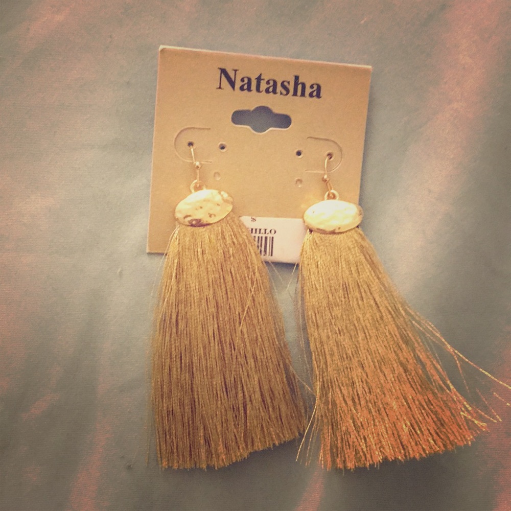 Brand new, never used gold dangling earrings 🌟